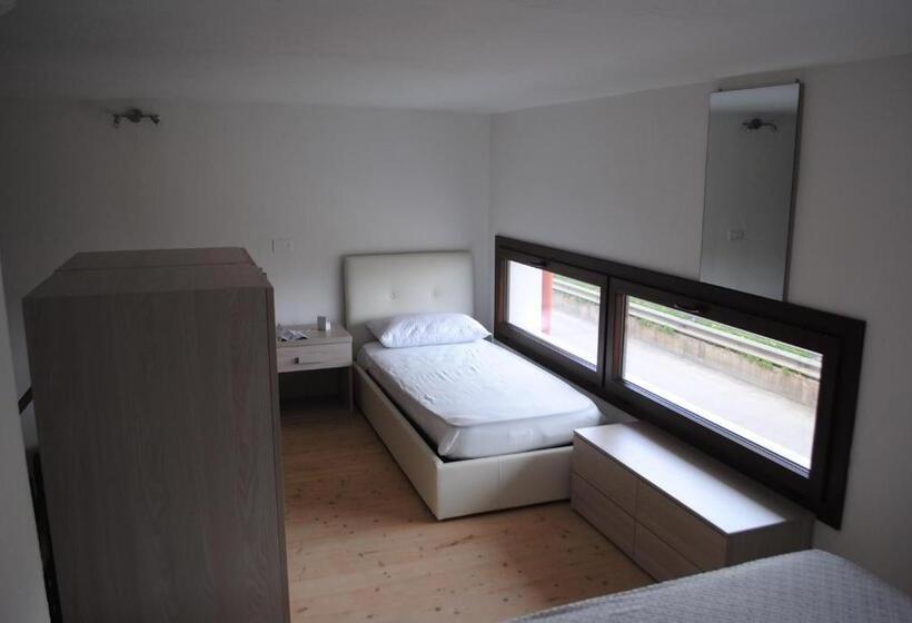 استودیو خانوادگی, Luxar Room