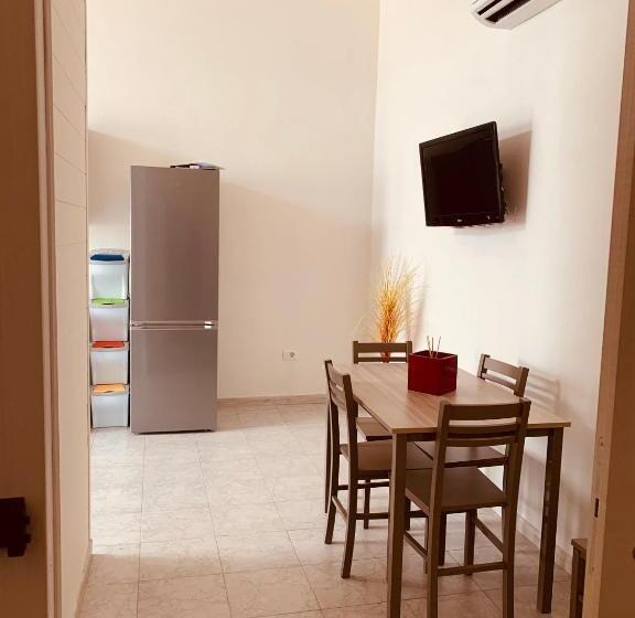 استودیو خانوادگی, Luxar Room