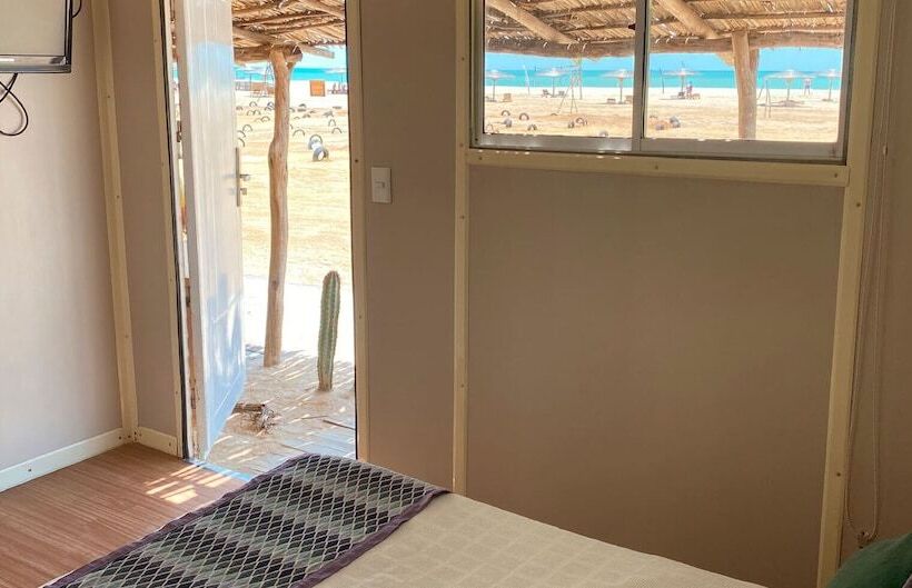اتاق اکونومی, On Vacation Wayira Beach