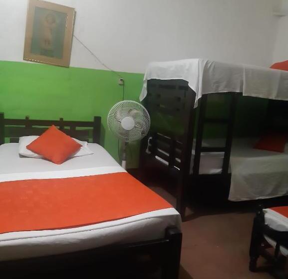 اتاق خانوادگی با سرویس بهداشتی مشترک, Hostal Villa Cecilia