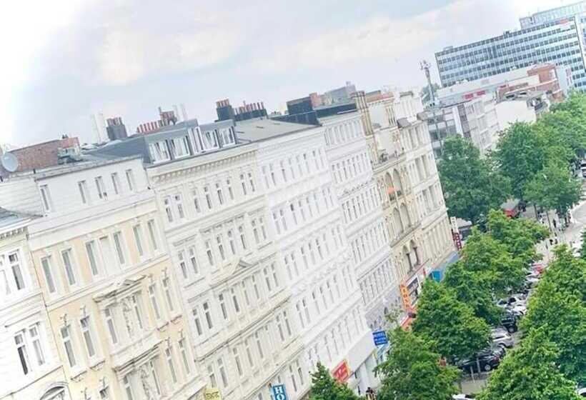 اتاق استاندارد یک تخته با سرویس بهداشتی مشترک, Check In Hamburg