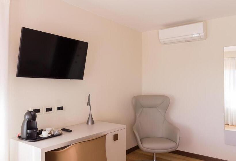 سوییت جونیور لوکس, Crystal Luxury House