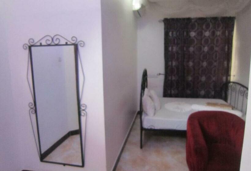 اتاق لوکس, Jakicha Motel