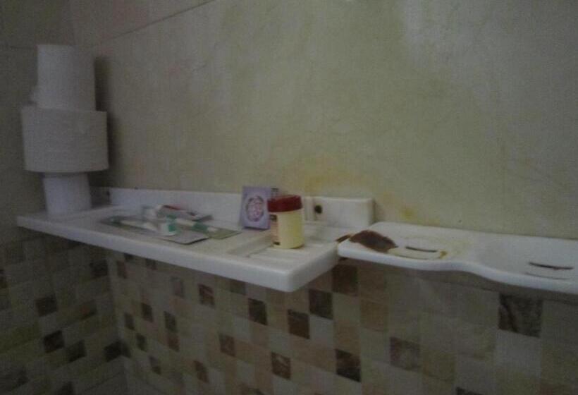 اتاق لوکس, Jakicha Motel