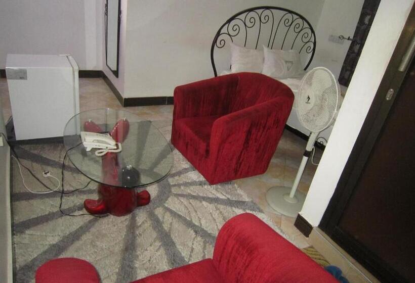 اتاق لوکس, Jakicha Motel