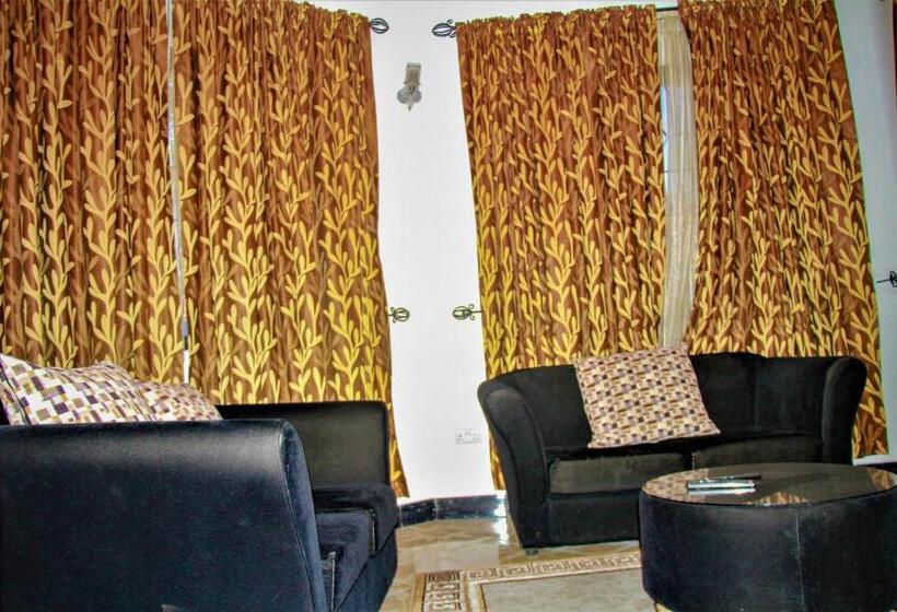 بانگلوی لوکس, Jakicha Motel