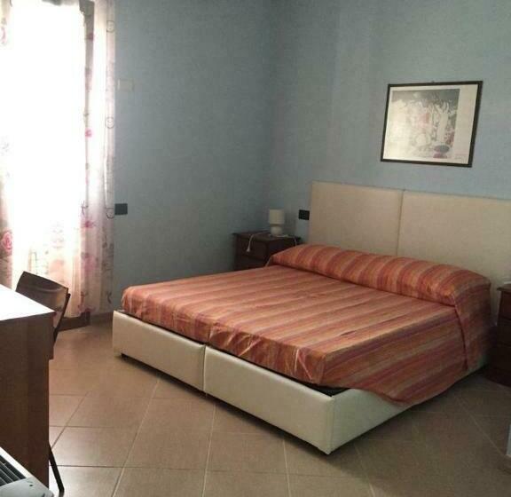 اتاق استاندارد, The Orange House