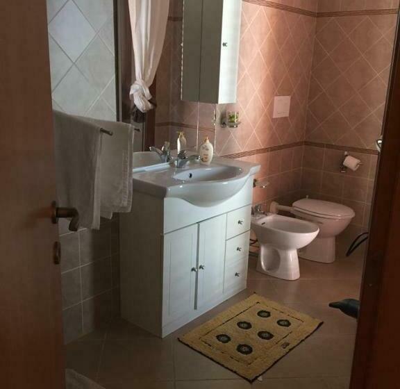 اتاق استاندارد, The Orange House