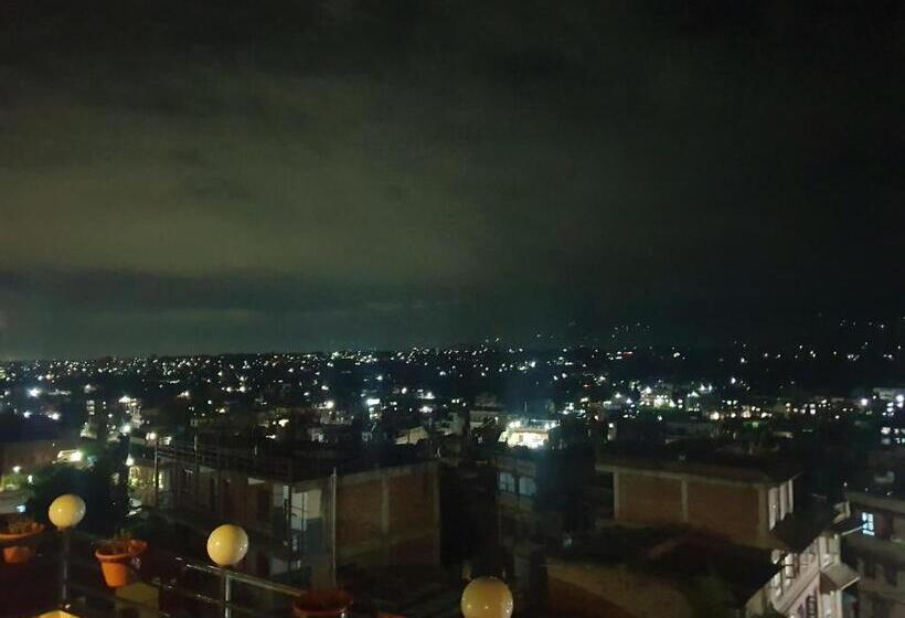 اتاق خانوادگی با چشم‌انداز کوه, Layaku Durbar