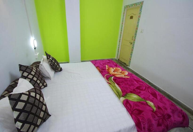 اتاق استاندارد سه نفره, Trip In Hostel