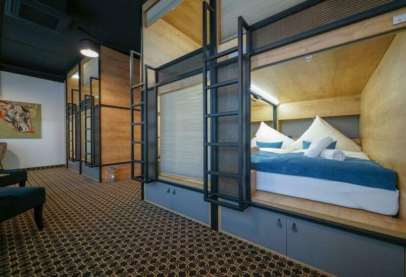 تختخواب در اتاق مشترک, Chors Like A Hotel   1st World Nft Block & Art Capsule Hostel Metachors