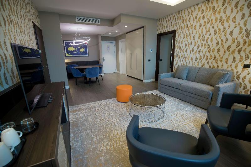 Deluxe Suite Sea View, Doubletree By Hilton Pointenoire
