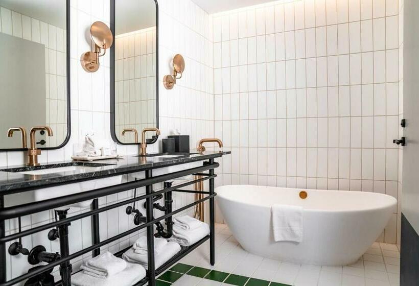 سوییت, Woodlark Hotel Portland