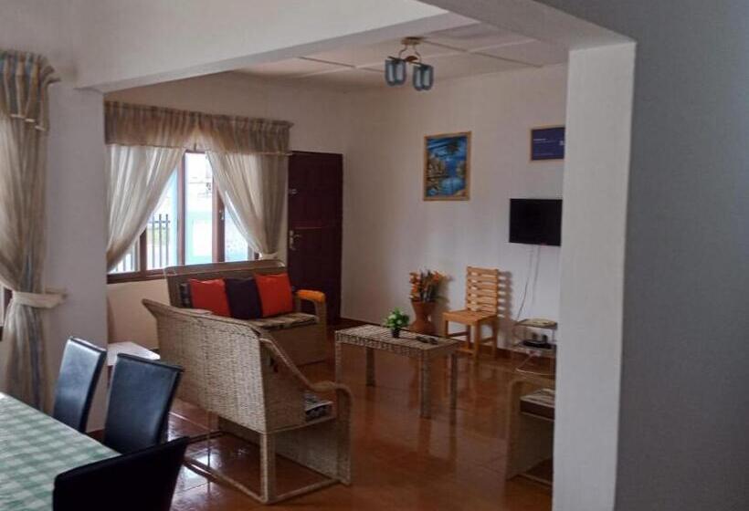 اتاق ساده سه‌ نفره, Landa's Guest House