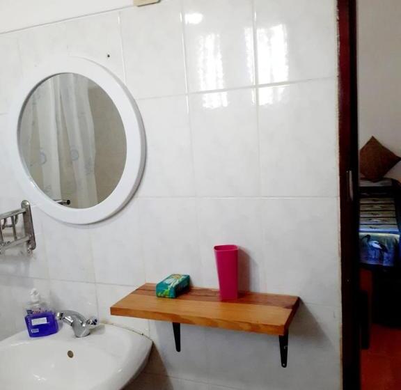 اتاق اکونومی, Landa's Guest House
