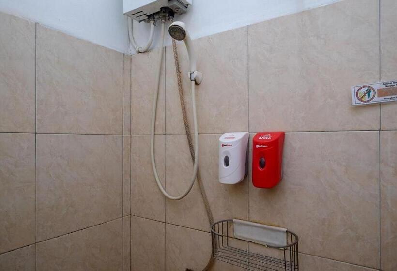 اتاق خانوادگی, Reddoorz Near Jalan Wolter Monginsidi Manado