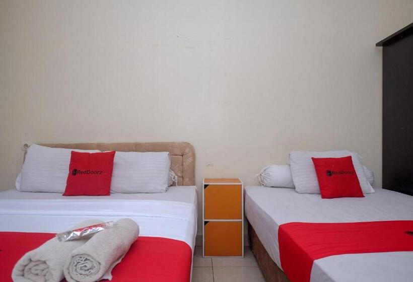 اتاق خانوادگی, Reddoorz Near Jalan Wolter Monginsidi Manado