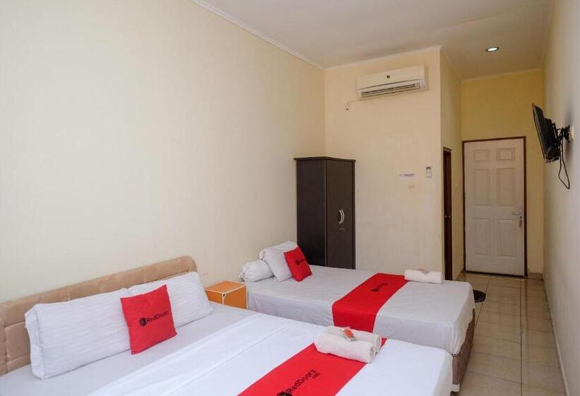 اتاق خانوادگی, Reddoorz Near Jalan Wolter Monginsidi Manado