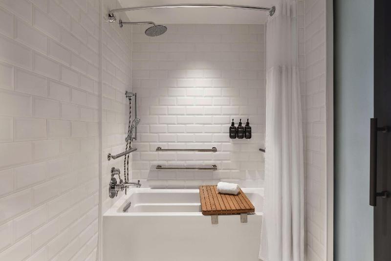 اتاق استاندارد با تخت دو نفره بزرگ برای معلولان, Canopy by Hilton San Francisco SoMa
