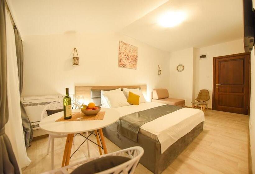 استودیوی لوکس, Korzo Apartmani
