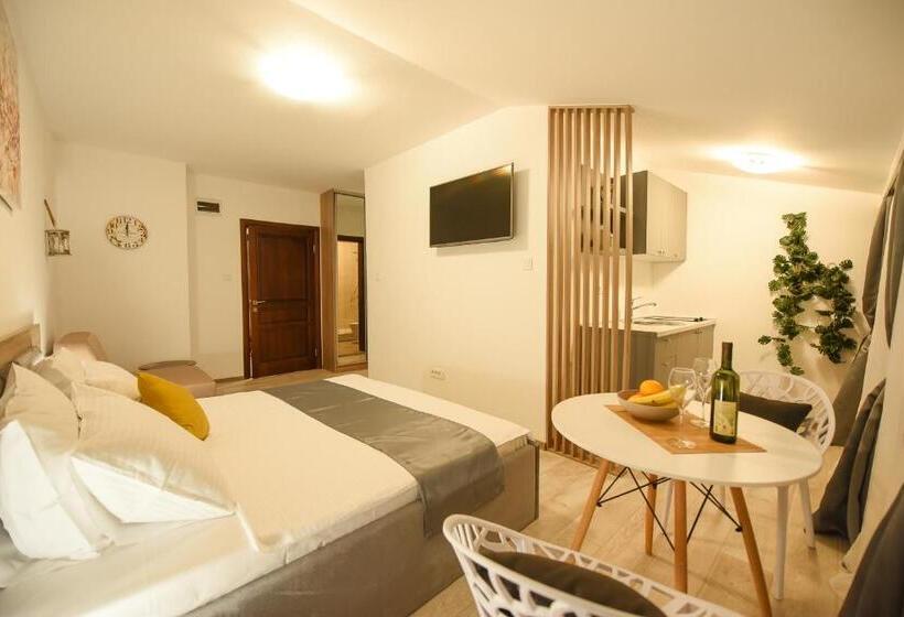 استودیوی لوکس, Korzo Apartmani