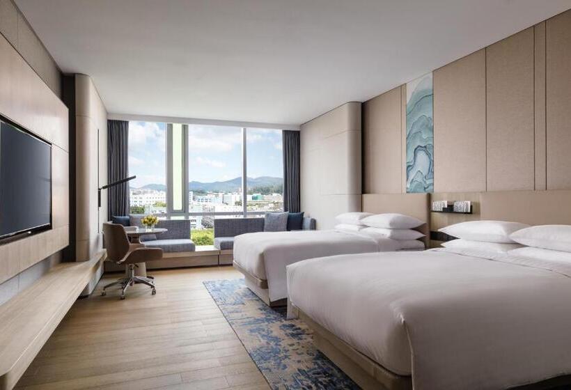 Club Room King Bed, Courtyard By Marriott Shenzhen Northwest