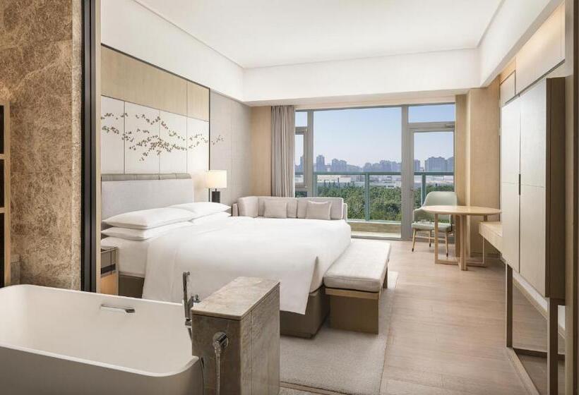 Club Room King Bed, Yantai Marriott