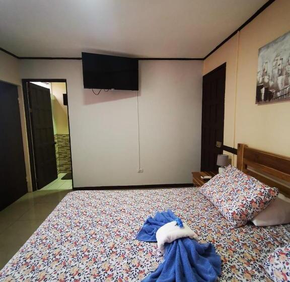 اتاق لوکس با تخت بزرگ, Toucan Hostel