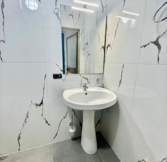 اتاق اکونومی, Central Room Private Entry And Bathroom