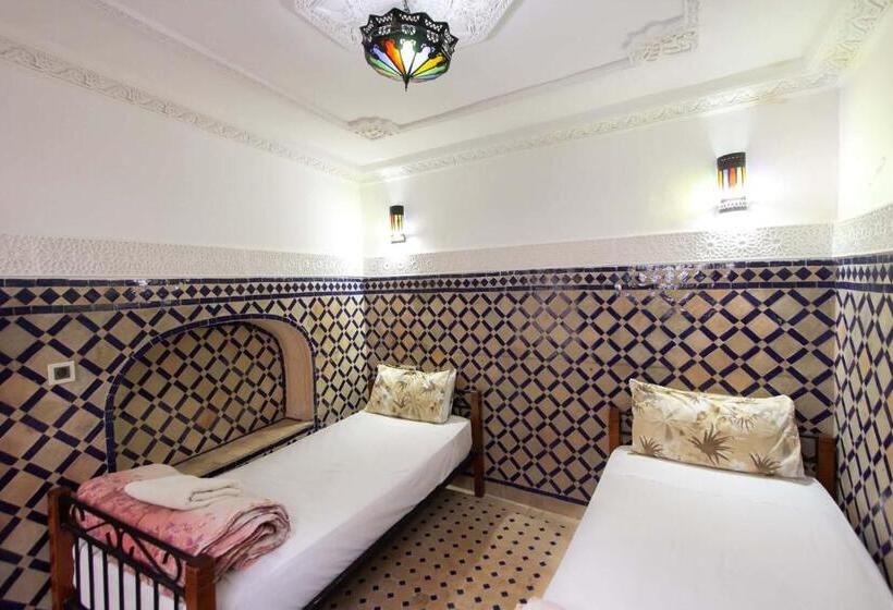اتاق اکونومی, Hostel Amir