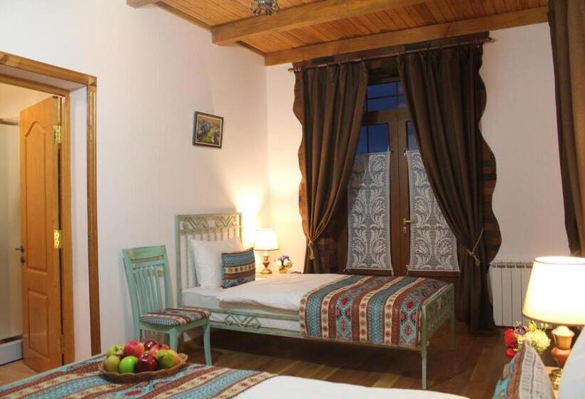 اتاق استاندارد با بالکن, Garni Hinyard