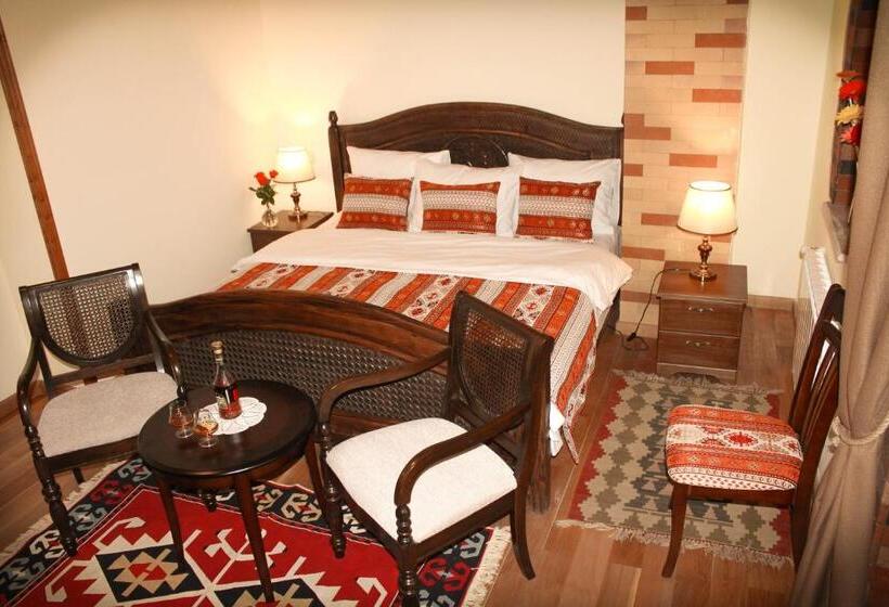 اتاق لوکس با بالکن, Garni Hinyard