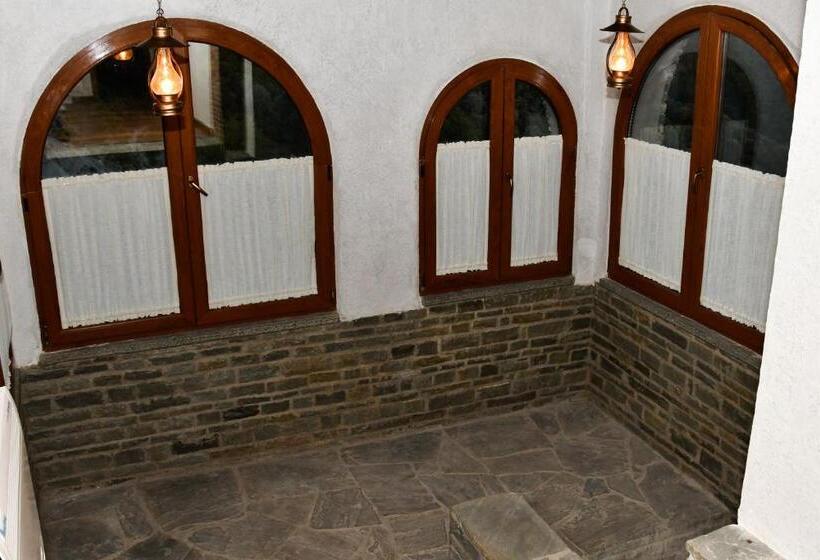 اتاق لوکس با بالکن, Restaurant Emblema