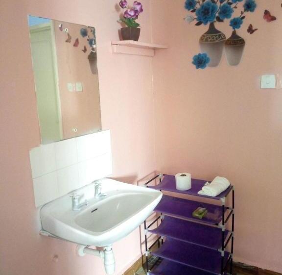اتاق استاندارد با سرویس بهداشتی مشترک, Kenya Inn
