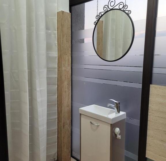 اتاق استاندارد یک نفره, Mag Motel