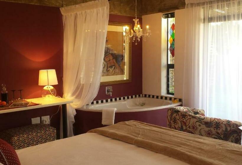اتاق لوکس با تخت بزرگ, Absolute Castillo