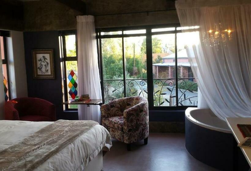 اتاق لوکس با تخت بزرگ, Absolute Castillo