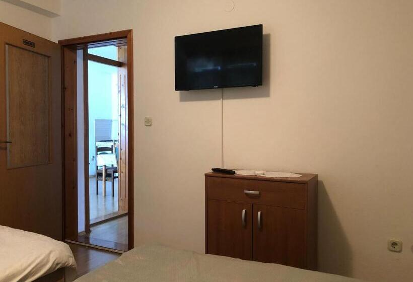 اتاق استاندارد چهارنفره با بالکن, Apartmani Liberan Neum