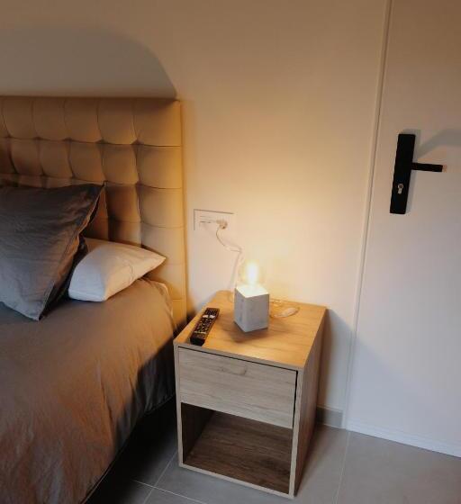 اتاق لوکس با تخت بزرگ, Casa Carmina Hostel