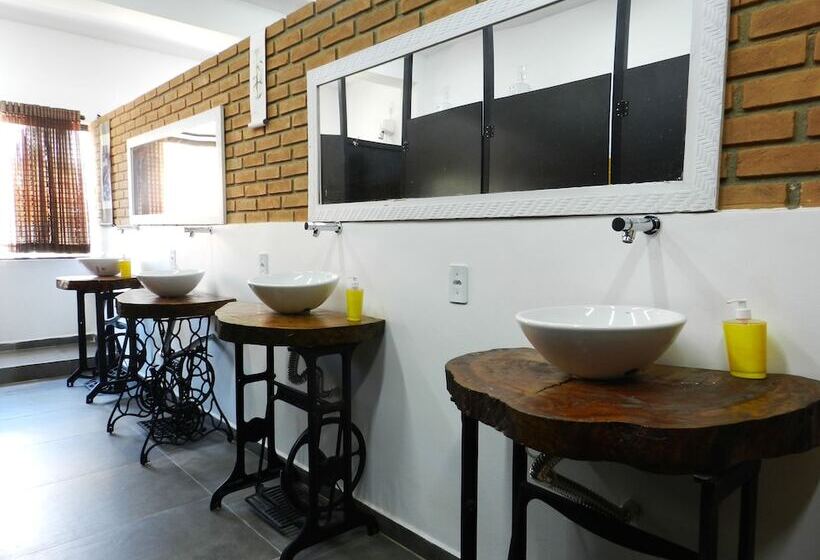 تختخواب در اتاق مشترک, Utopia Hostel