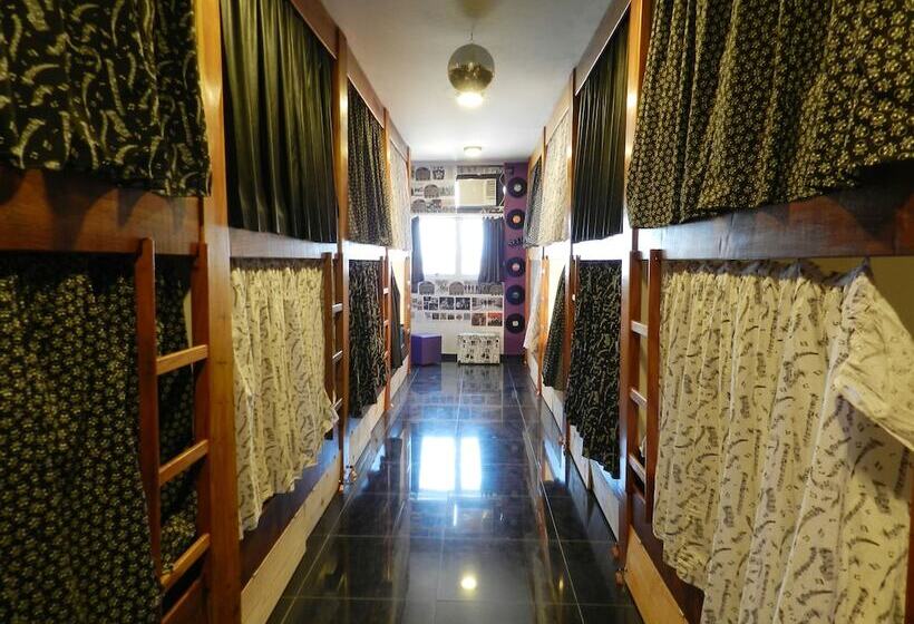 تختخواب در اتاق مشترک, Utopia Hostel