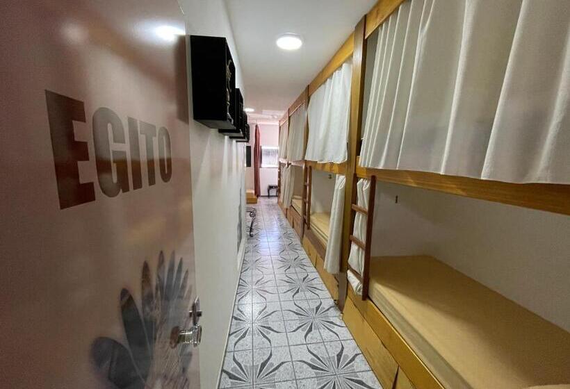 اتاق خانوادگی با سرویس بهداشتی مشترک, Utopia Hostel