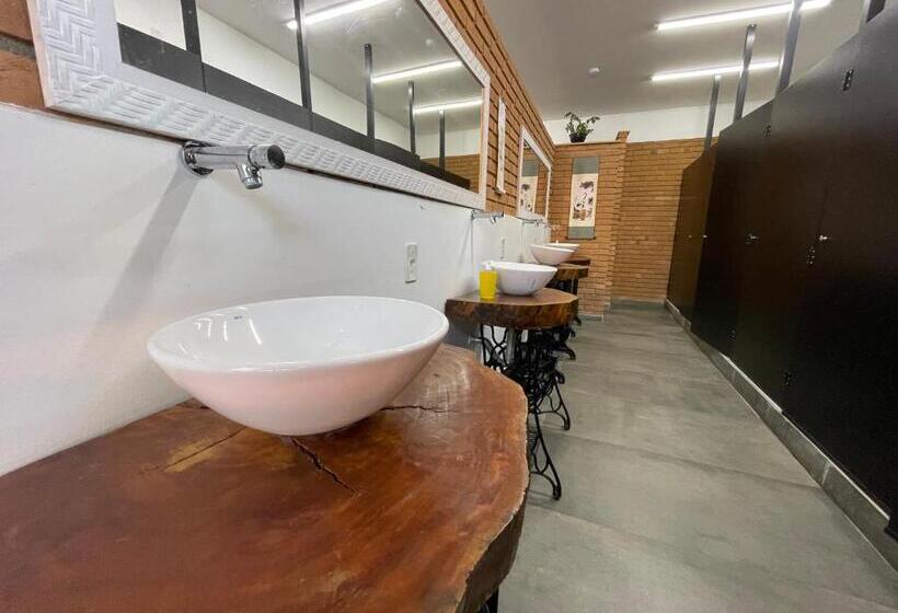 اتاق خانوادگی با سرویس بهداشتی مشترک, Utopia Hostel