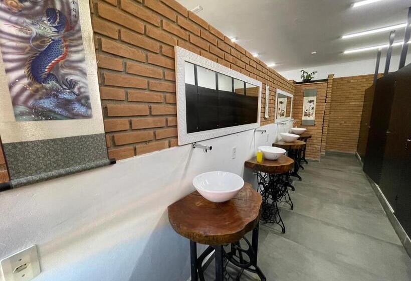 تختخواب در اتاق مشترک, Utopia Hostel