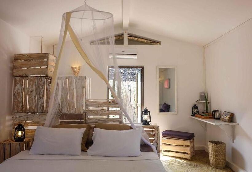 بانگلوی استاندارد, B4 Beach Club