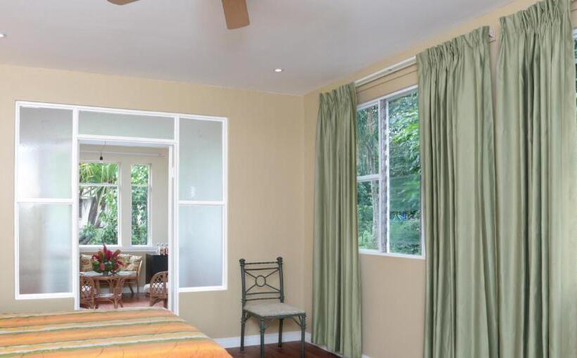 استودیوی استاندارد, Airport Costa Rica B&b