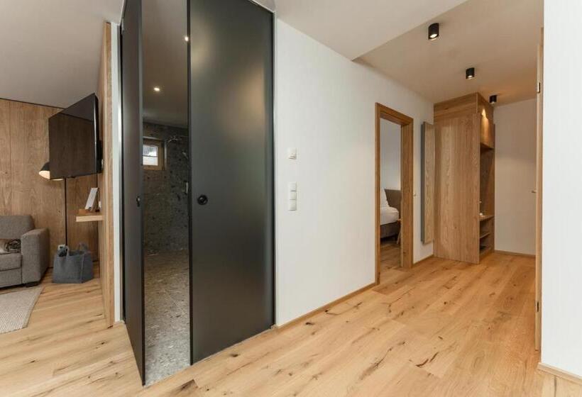 استودیوی سوپریور, Aparthotel Ursprung