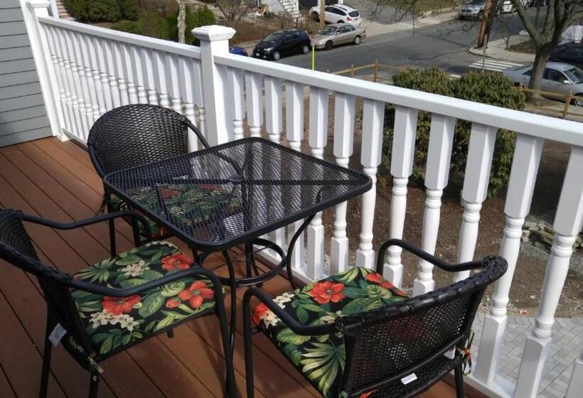اتاق استاندارد چهارنفره با بالکن, Davis Square Inn