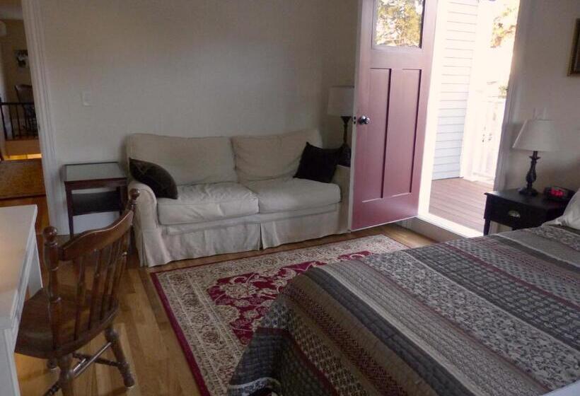 اتاق استاندارد چهارنفره با بالکن, Davis Square Inn
