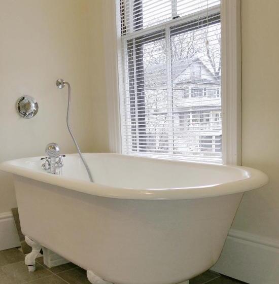 اتاق لوکس سه تخته, Davis Square Inn